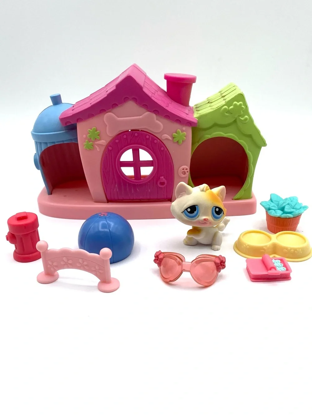 Littlest Pet Shop LPS House with Assorted Accessories 2004